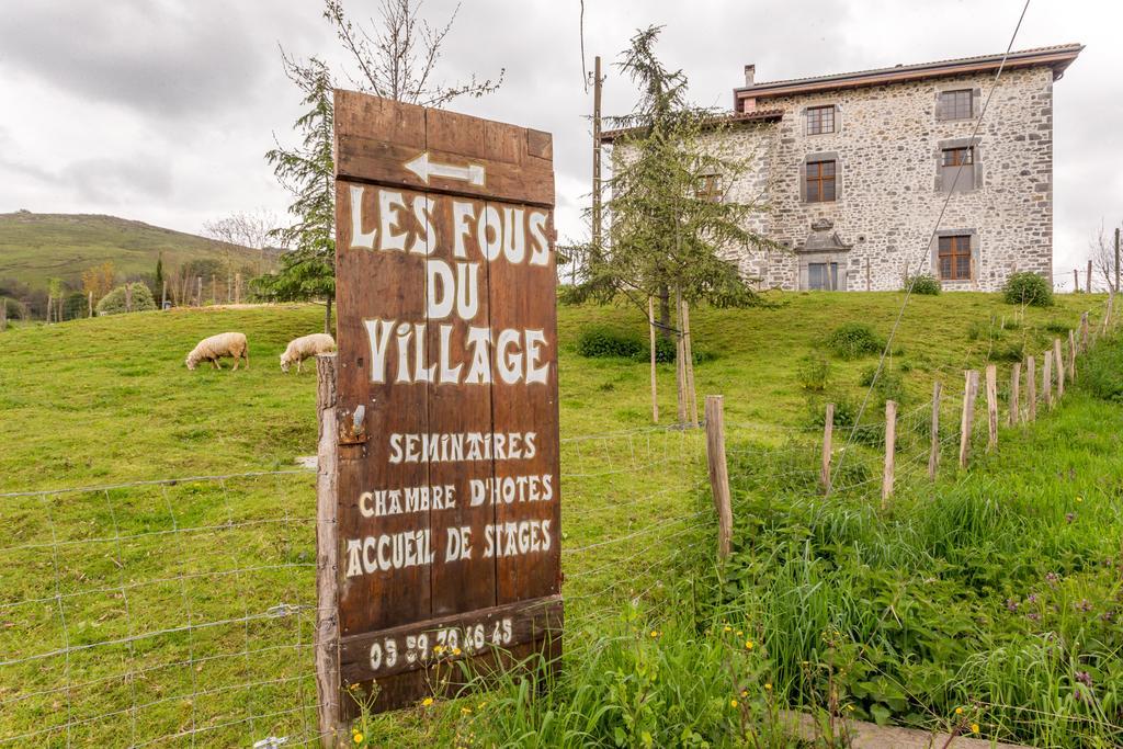 Les Fous Du Village Saint-Esteben Exterior foto